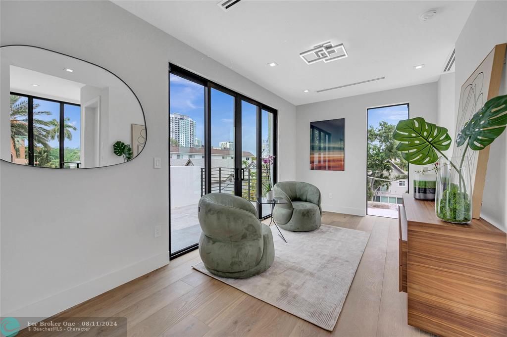 Recently Sold: $2,350,000 (3 beds, 3 baths, 2764 Square Feet)