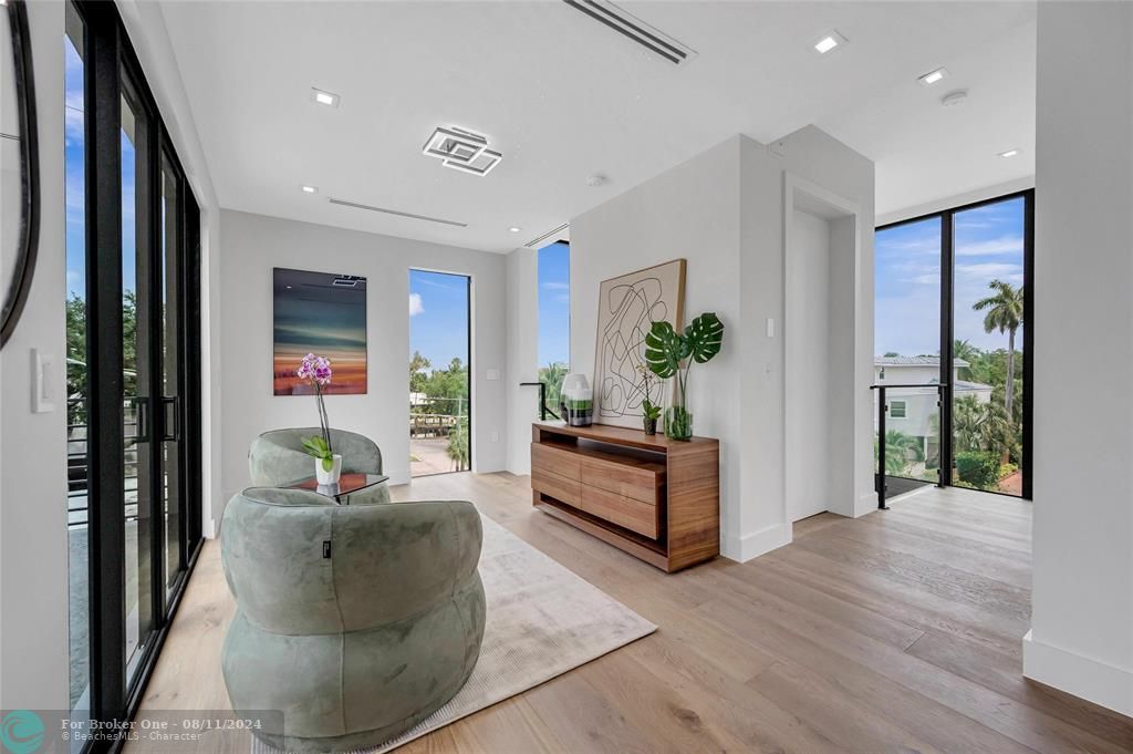 Recently Sold: $2,350,000 (3 beds, 3 baths, 2764 Square Feet)