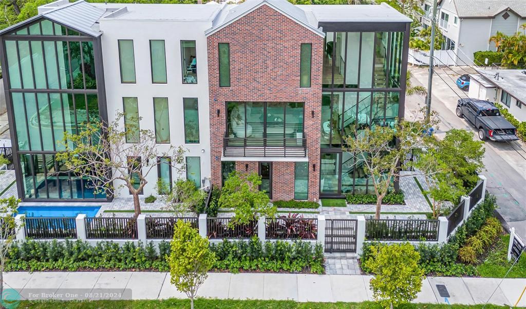 Recently Sold: $2,350,000 (3 beds, 3 baths, 2764 Square Feet)