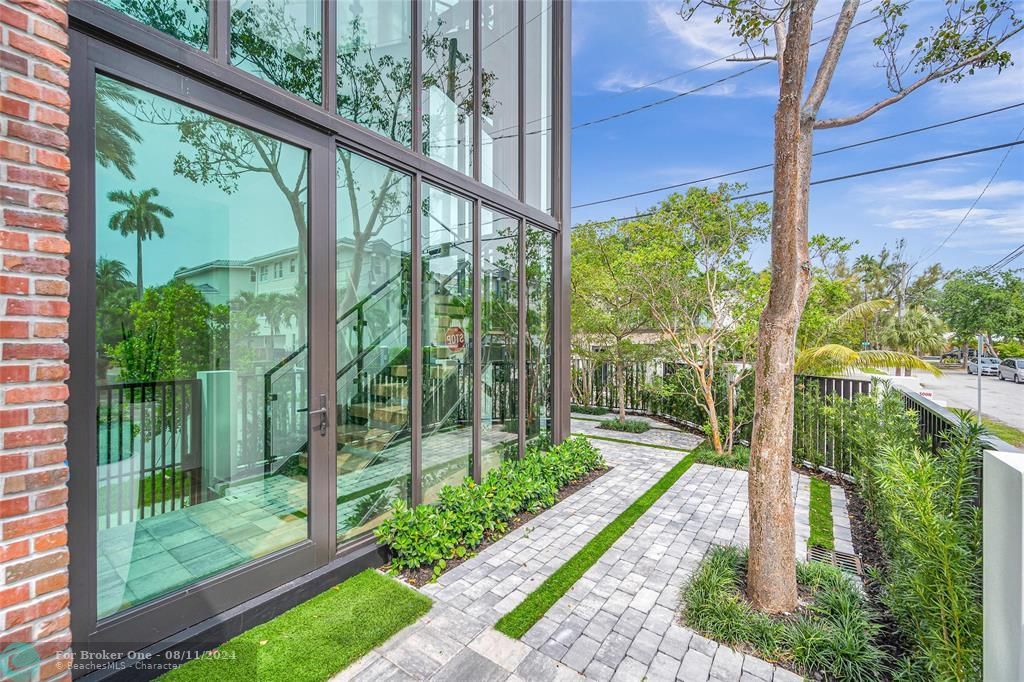 Recently Sold: $2,350,000 (3 beds, 3 baths, 2764 Square Feet)