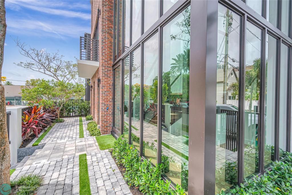 Recently Sold: $2,350,000 (3 beds, 3 baths, 2764 Square Feet)