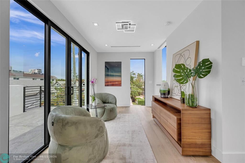 Recently Sold: $2,350,000 (3 beds, 3 baths, 2764 Square Feet)