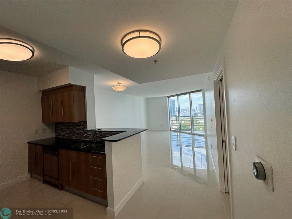 Active With Contract: $3,200 (1 beds, 1 baths, 846 Square Feet)