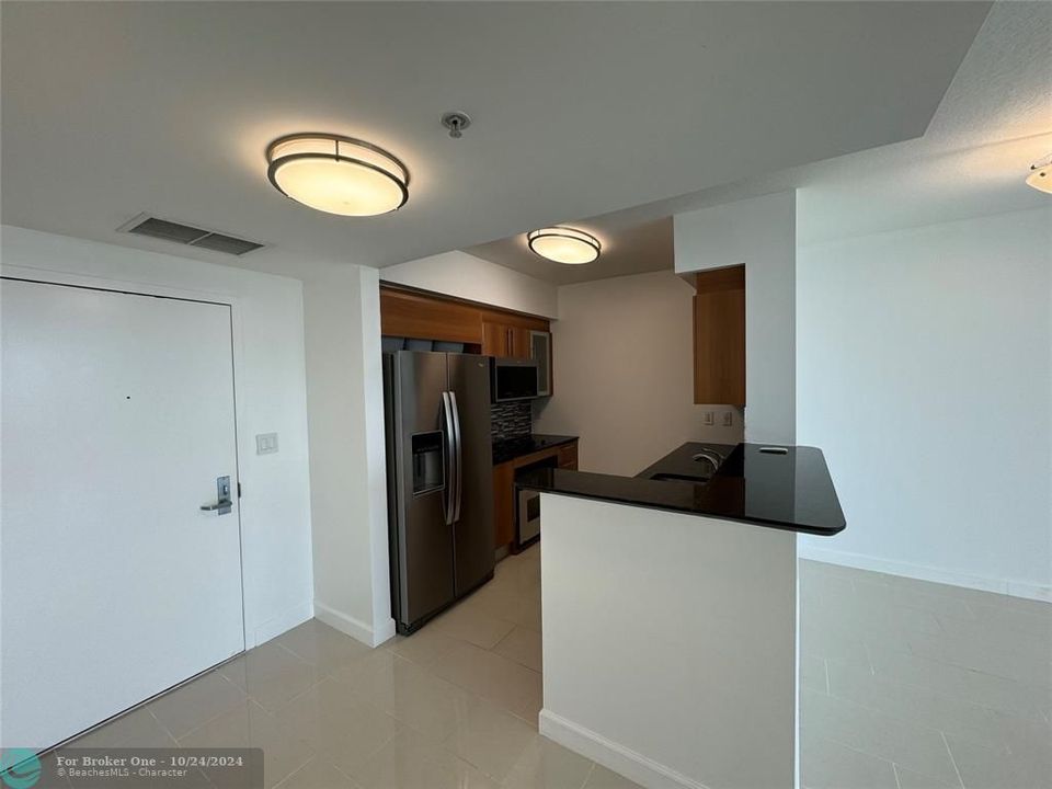 Active With Contract: $3,200 (1 beds, 1 baths, 846 Square Feet)