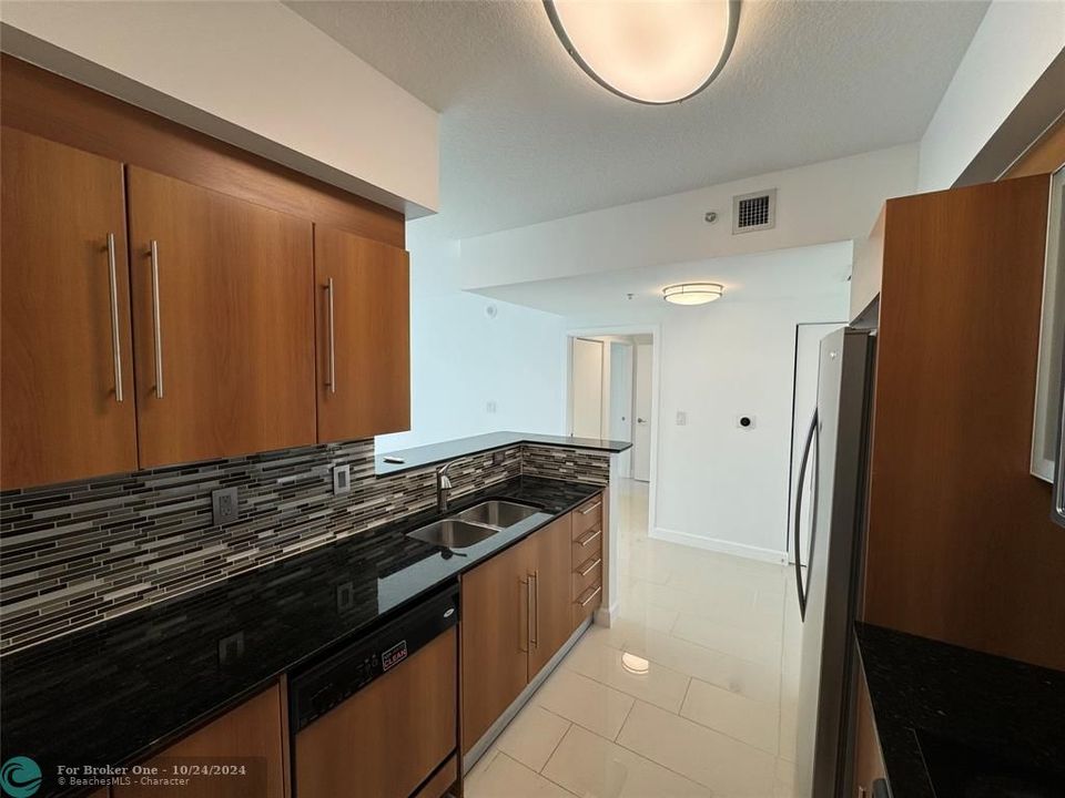 Active With Contract: $3,200 (1 beds, 1 baths, 846 Square Feet)