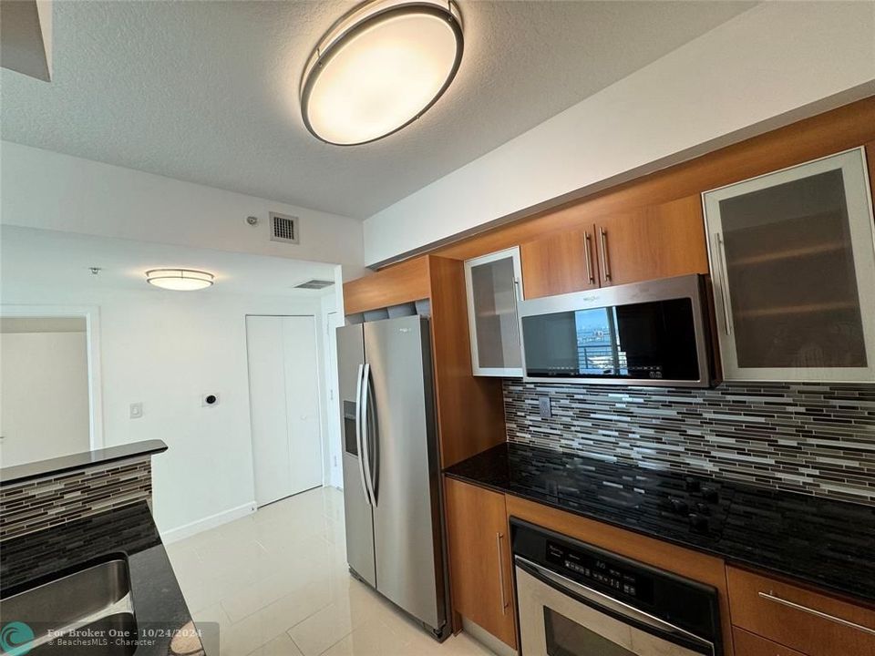 Active With Contract: $3,200 (1 beds, 1 baths, 846 Square Feet)