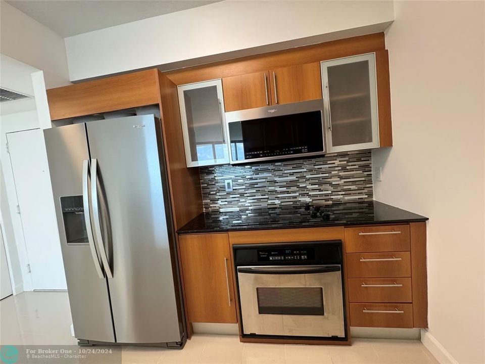 Active With Contract: $3,200 (1 beds, 1 baths, 846 Square Feet)