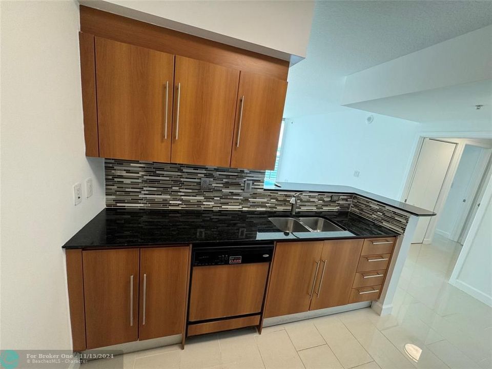 Active With Contract: $3,200 (1 beds, 1 baths, 846 Square Feet)