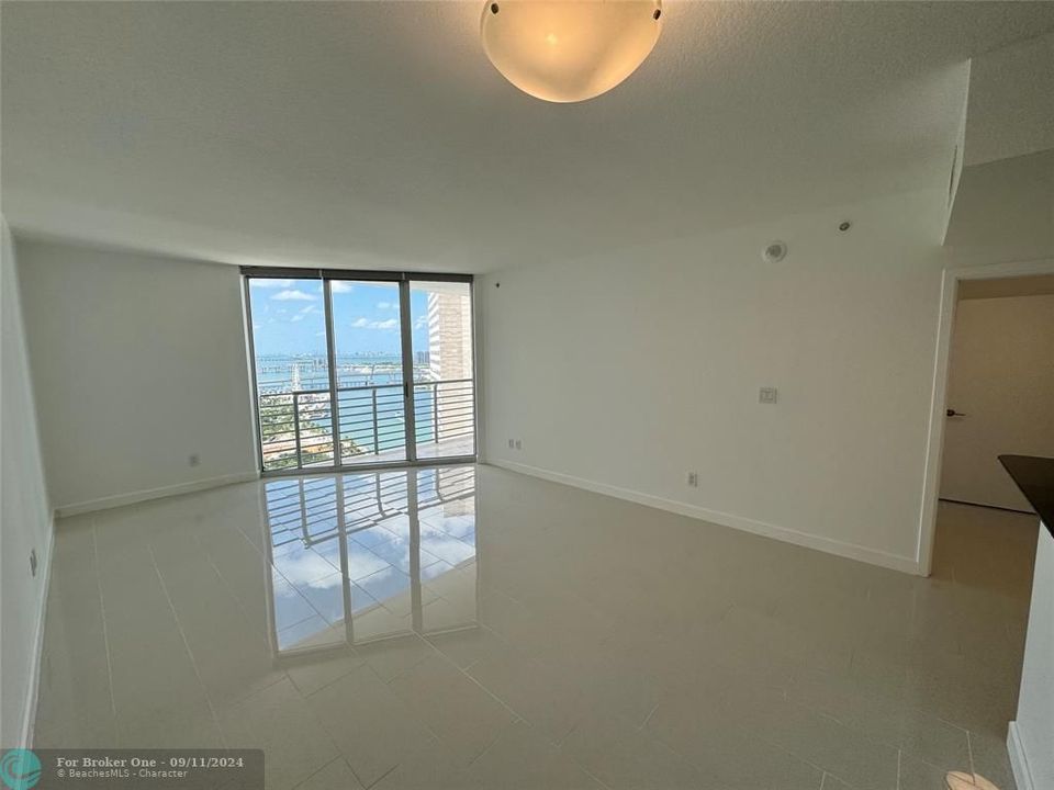 Active With Contract: $3,200 (1 beds, 1 baths, 846 Square Feet)