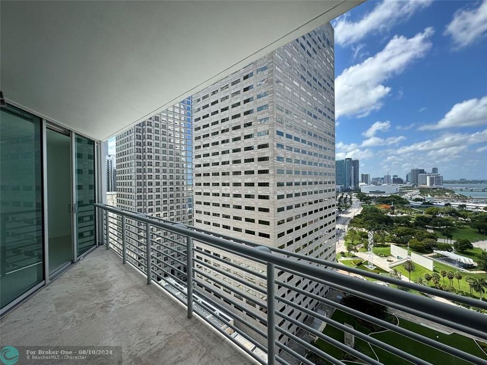 Active With Contract: $3,200 (1 beds, 1 baths, 846 Square Feet)