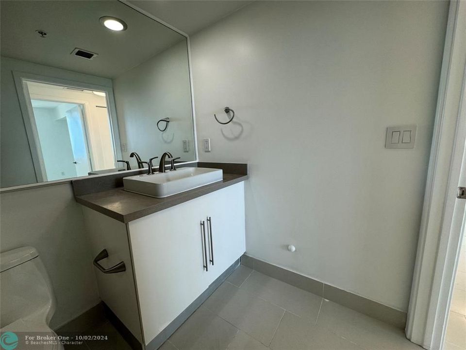 Active With Contract: $3,200 (1 beds, 1 baths, 846 Square Feet)