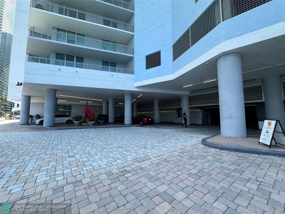 Active With Contract: $3,200 (1 beds, 1 baths, 846 Square Feet)