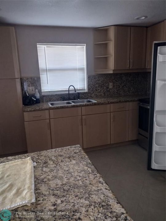 For Rent: $2,200 (2 beds, 2 baths, 927 Square Feet)