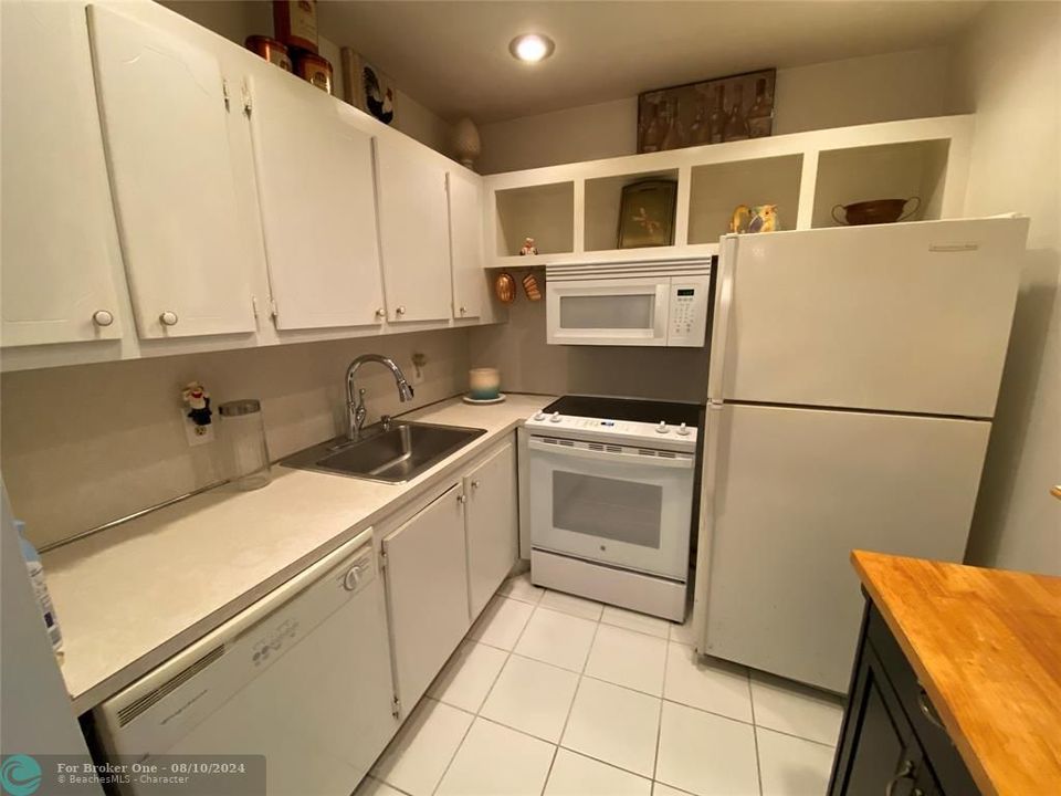 For Sale: $90,000 (1 beds, 1 baths, 595 Square Feet)