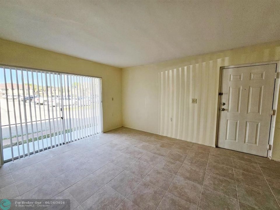 For Sale: $175,000 (2 beds, 1 baths, 708 Square Feet)