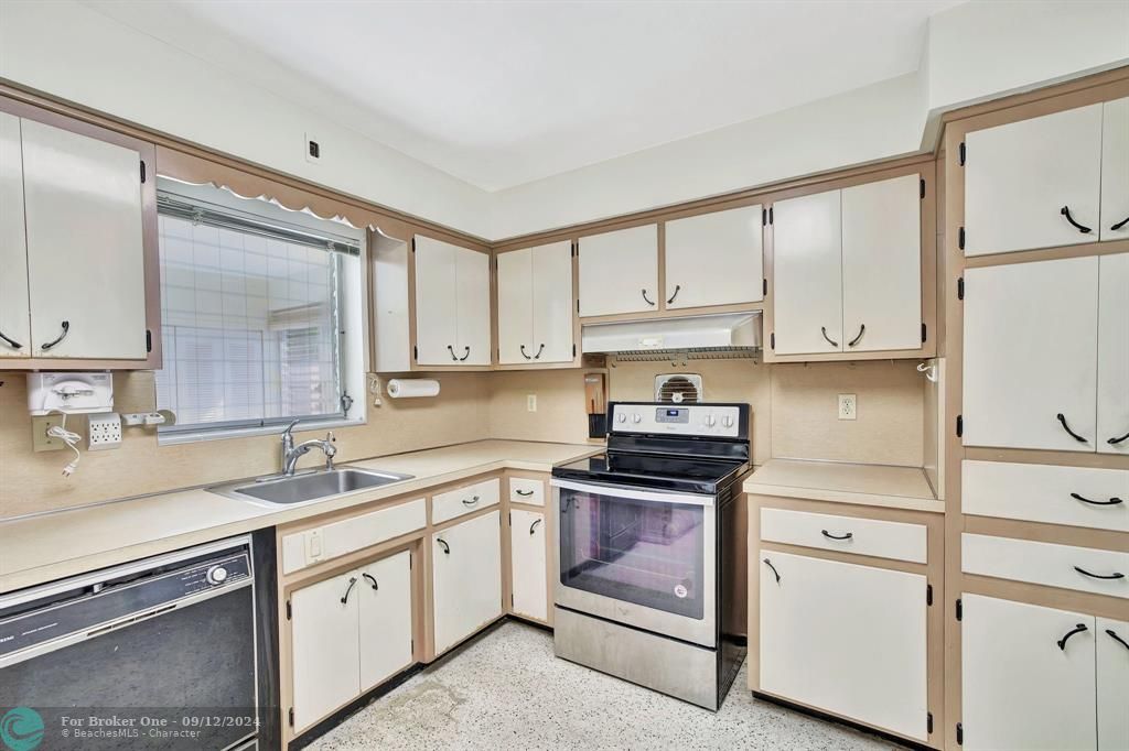 Active With Contract: $510,000 (2 beds, 2 baths, 1598 Square Feet)