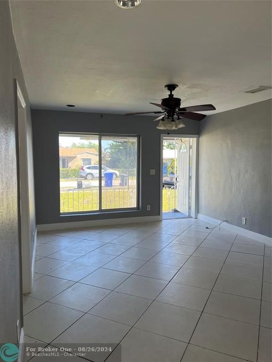 Active With Contract: $2,600 (3 beds, 1 baths, 1212 Square Feet)