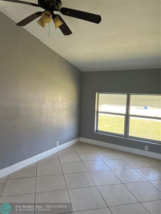 Active With Contract: $2,600 (3 beds, 1 baths, 1212 Square Feet)