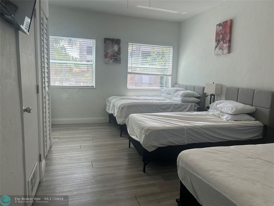 For Rent: $1,950 (1 beds, 1 baths, 1383 Square Feet)