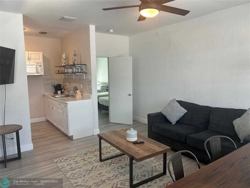 For Rent: $1,950 (1 beds, 1 baths, 1383 Square Feet)