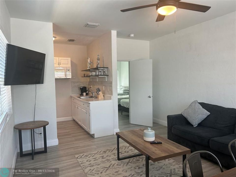 For Rent: $1,950 (1 beds, 1 baths, 1383 Square Feet)