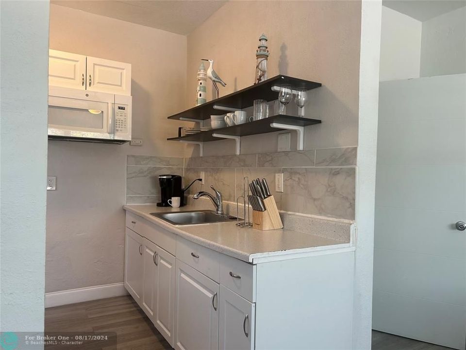 For Rent: $1,950 (1 beds, 1 baths, 1383 Square Feet)