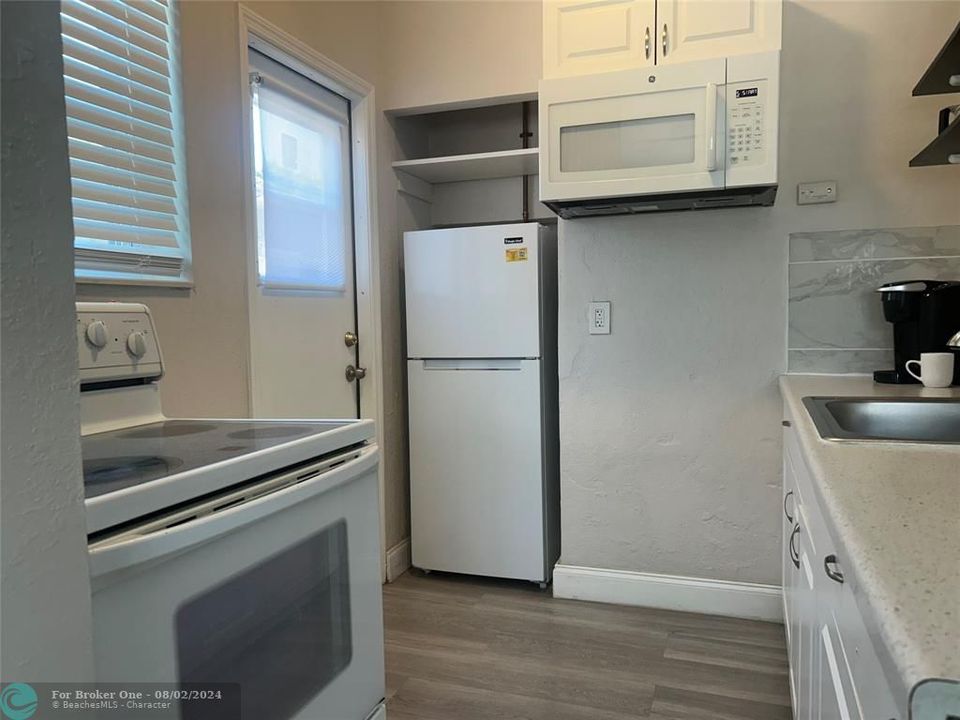 For Rent: $1,950 (1 beds, 1 baths, 1383 Square Feet)