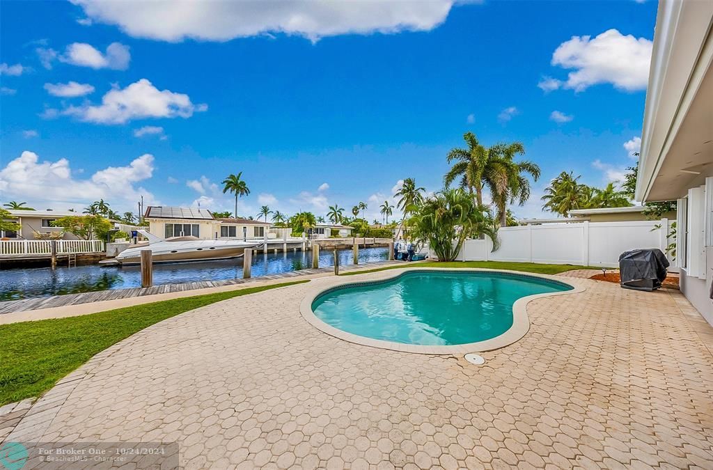 For Sale: $1,095,000 (3 beds, 2 baths, 1709 Square Feet)