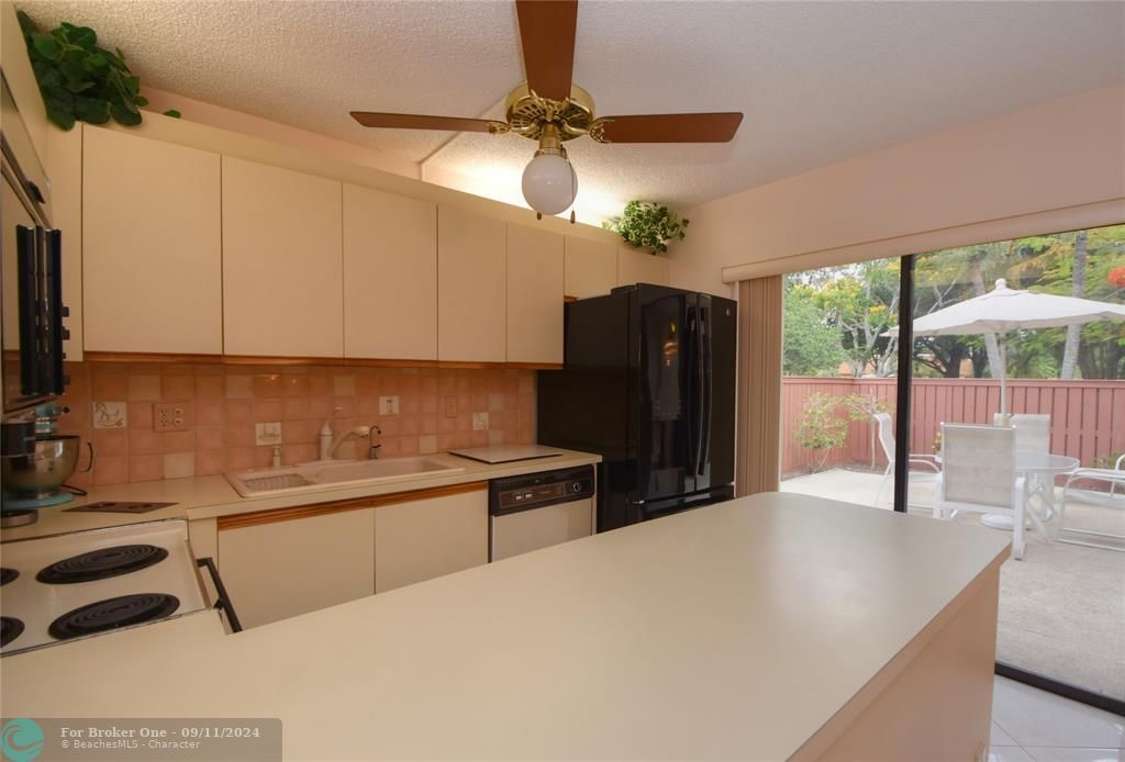 Active With Contract: $329,900 (2 beds, 2 baths, 1236 Square Feet)