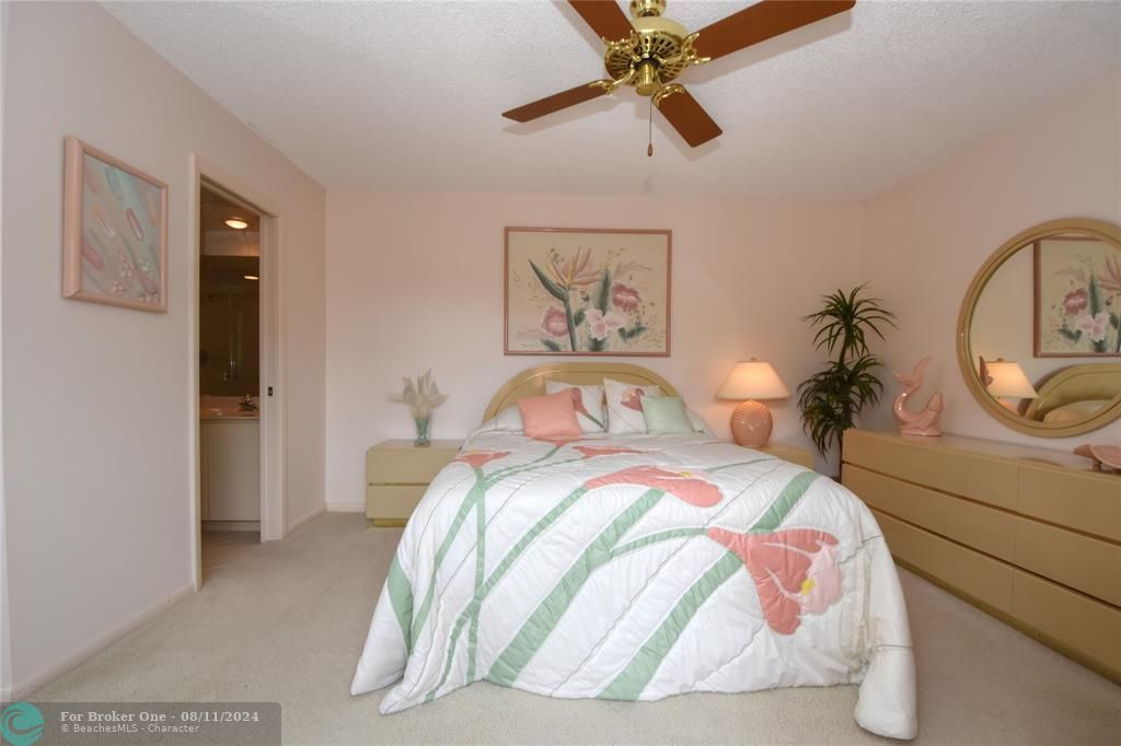 For Sale: $329,900 (2 beds, 2 baths, 1236 Square Feet)