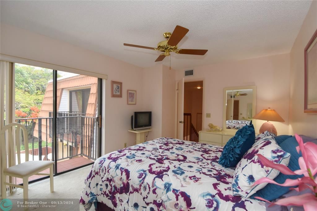 For Sale: $329,900 (2 beds, 2 baths, 1236 Square Feet)