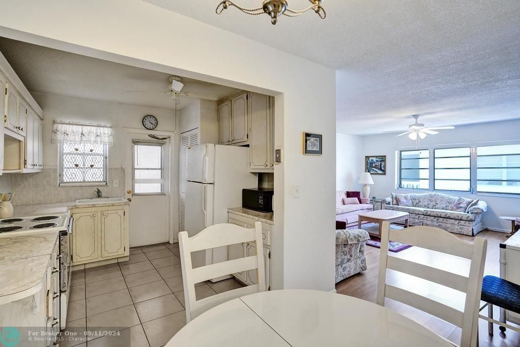 For Sale: $239,900 (2 beds, 1 baths, 900 Square Feet)