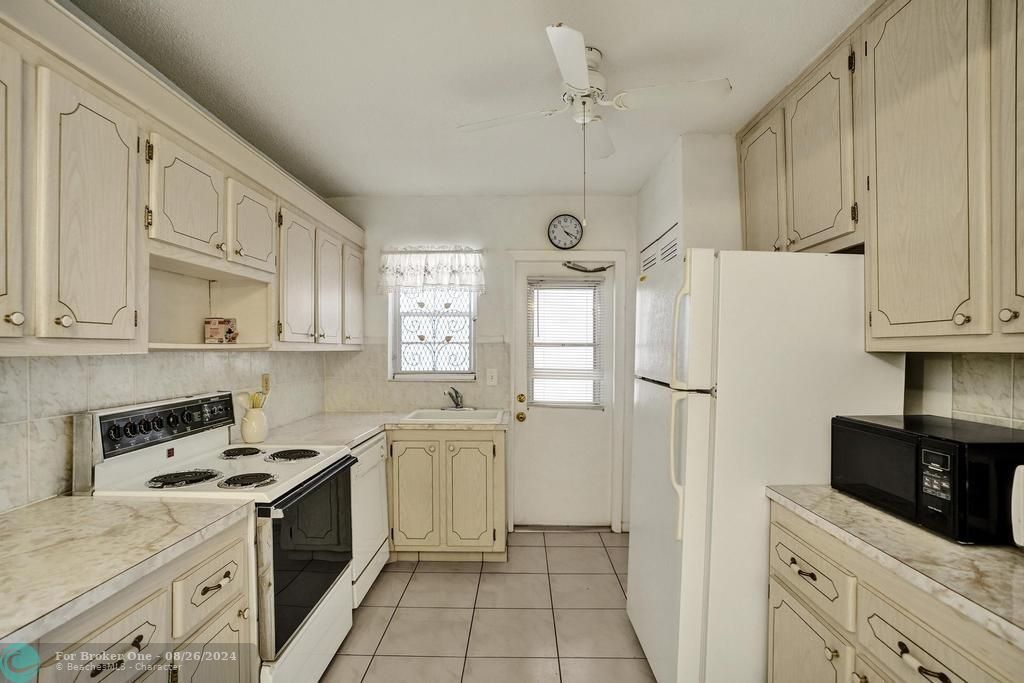 For Sale: $214,900 (2 beds, 1 baths, 900 Square Feet)