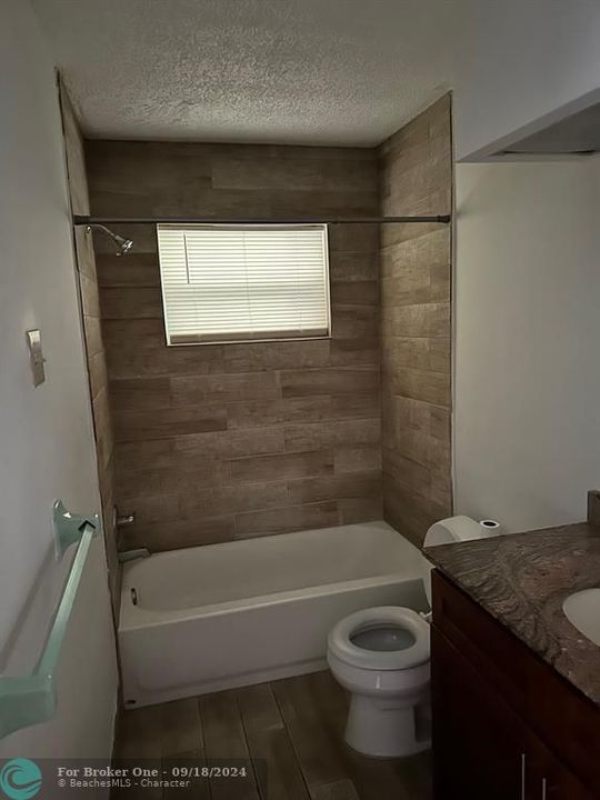 Active With Contract: $1,600 (1 beds, 1 baths, 640 Square Feet)