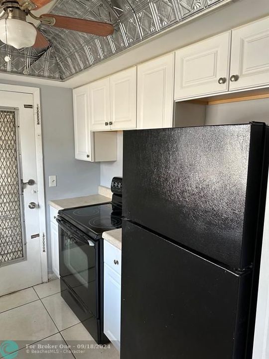 Active With Contract: $1,600 (1 beds, 1 baths, 640 Square Feet)