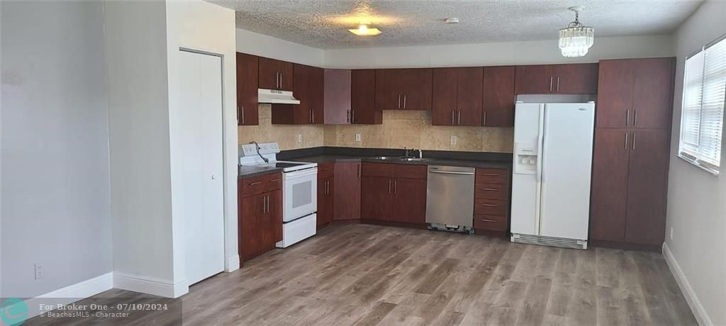 For Sale: $2,795 (3 beds, 2 baths, 1943 Square Feet)
