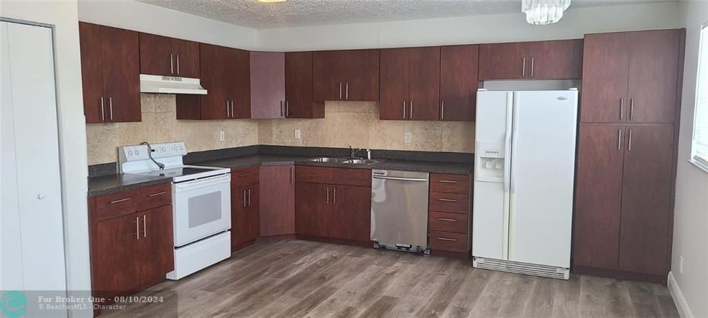 For Sale: $2,795 (3 beds, 2 baths, 1943 Square Feet)