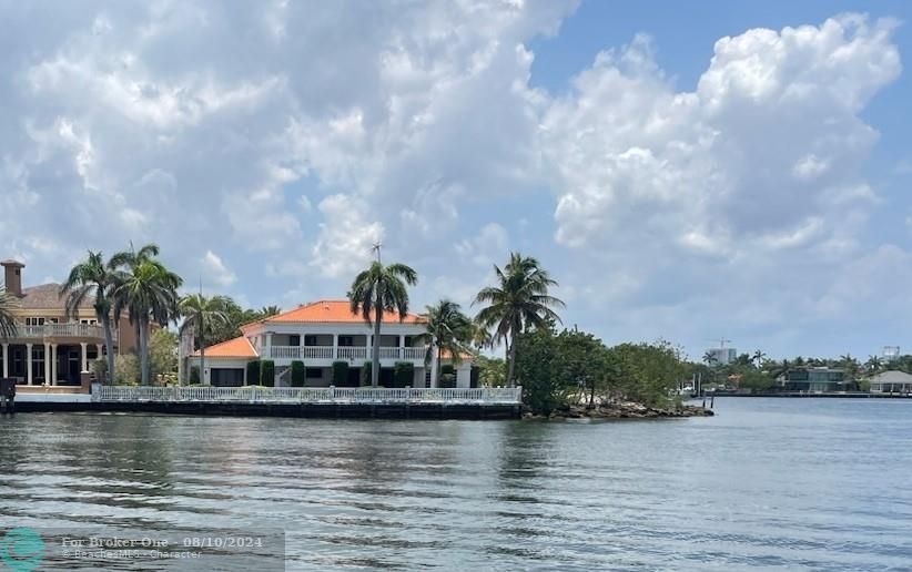 Recently Sold: $3,050,000 (4 beds, 5 baths, 4614 Square Feet)