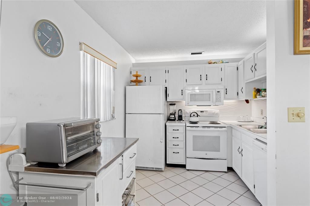 For Sale: $149,000 (2 beds, 2 baths, 1000 Square Feet)