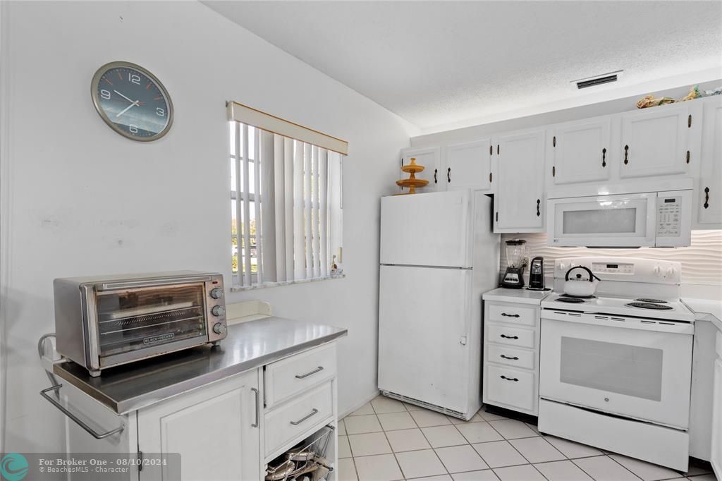 For Sale: $149,000 (2 beds, 2 baths, 1000 Square Feet)