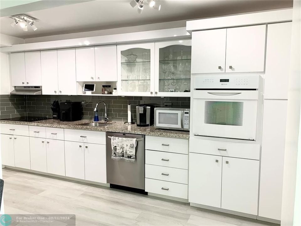 For Rent: $2,799 (2 beds, 2 baths, 1251 Square Feet)