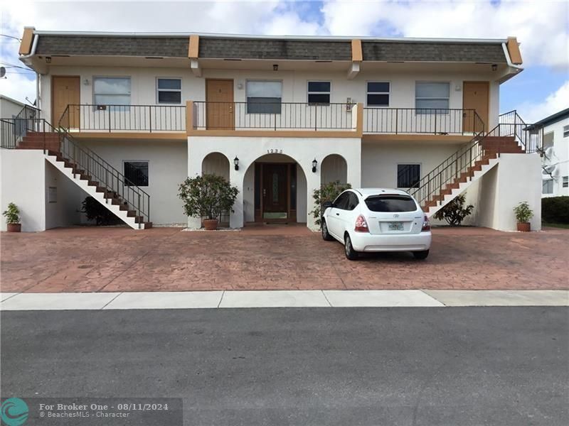 Active With Contract: $1,200 (1 beds, 1 baths, 600 Square Feet)