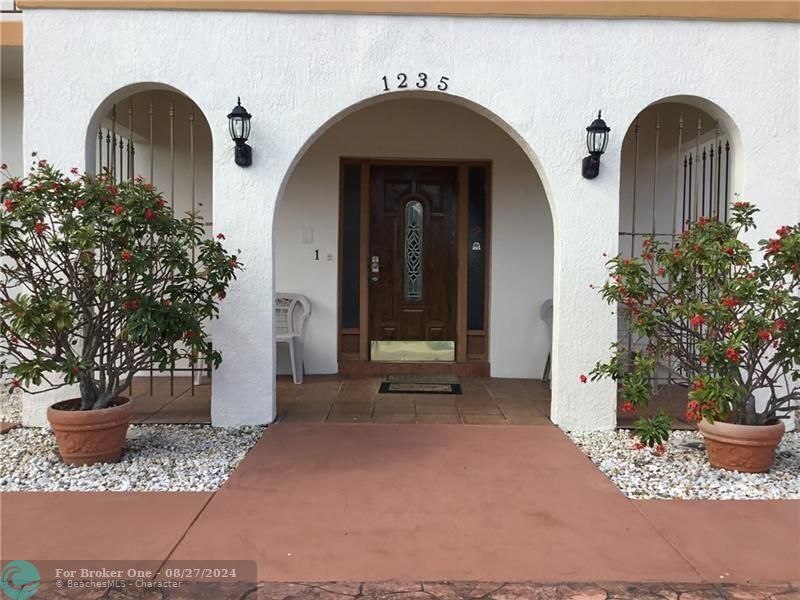 Active With Contract: $1,200 (1 beds, 1 baths, 600 Square Feet)