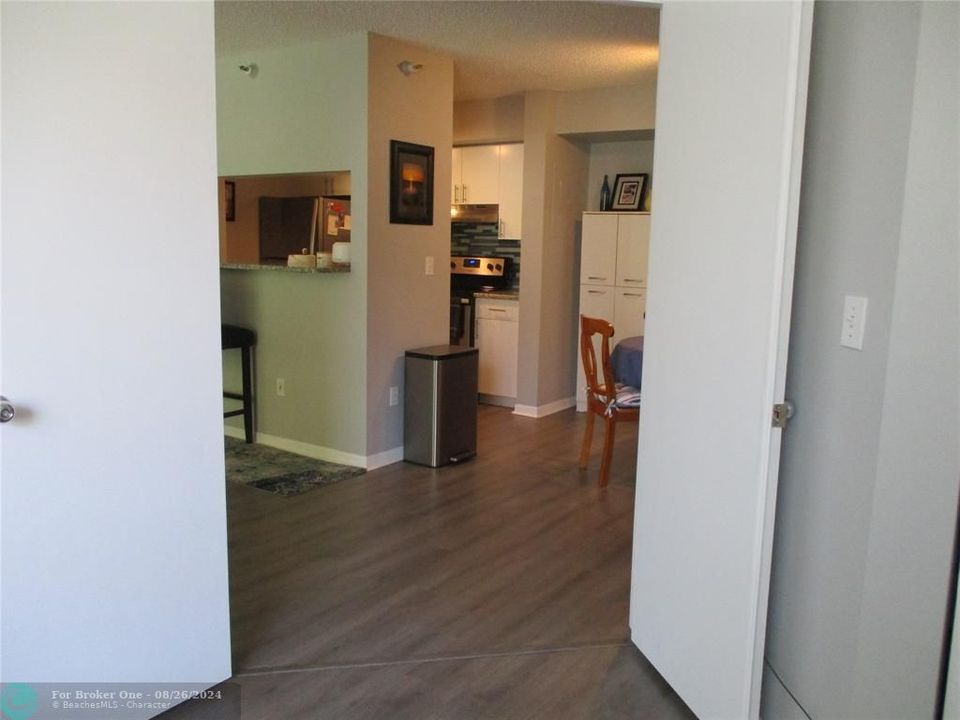 For Rent: $2,250 (2 beds, 1 baths, 917 Square Feet)