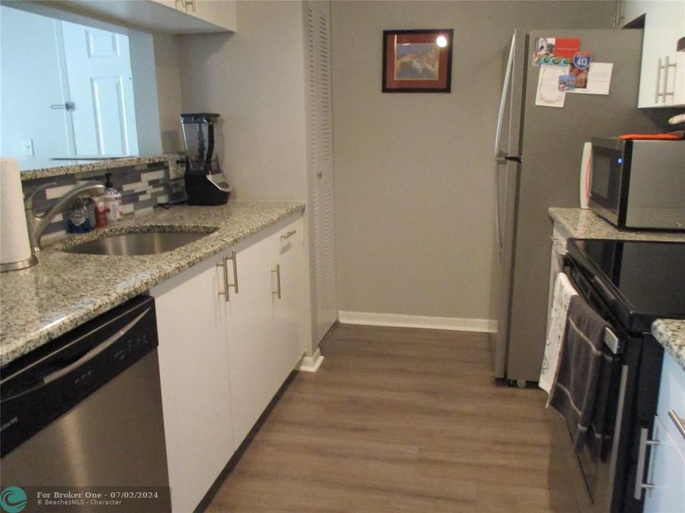 For Rent: $2,250 (2 beds, 1 baths, 917 Square Feet)