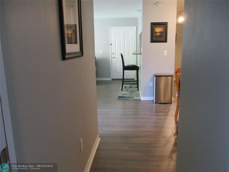 For Rent: $2,250 (2 beds, 1 baths, 917 Square Feet)