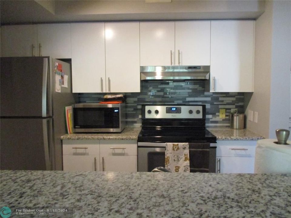 For Rent: $2,250 (2 beds, 1 baths, 917 Square Feet)