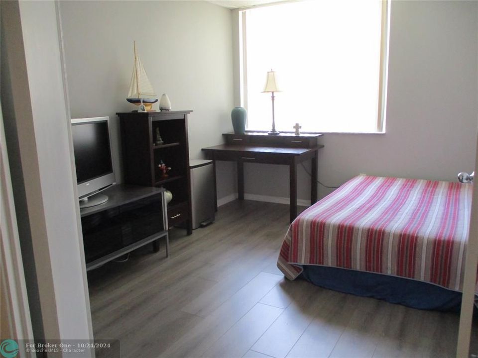 For Rent: $2,250 (2 beds, 1 baths, 917 Square Feet)