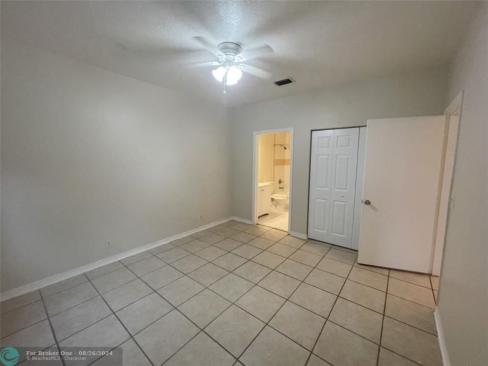 Active With Contract: $2,000 (2 beds, 2 baths, 886 Square Feet)