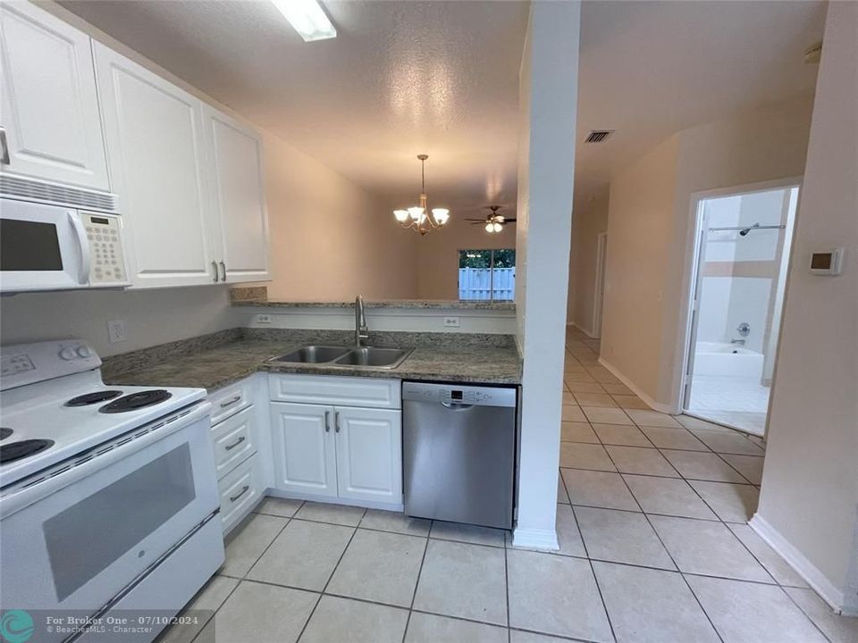 Active With Contract: $2,000 (2 beds, 2 baths, 886 Square Feet)